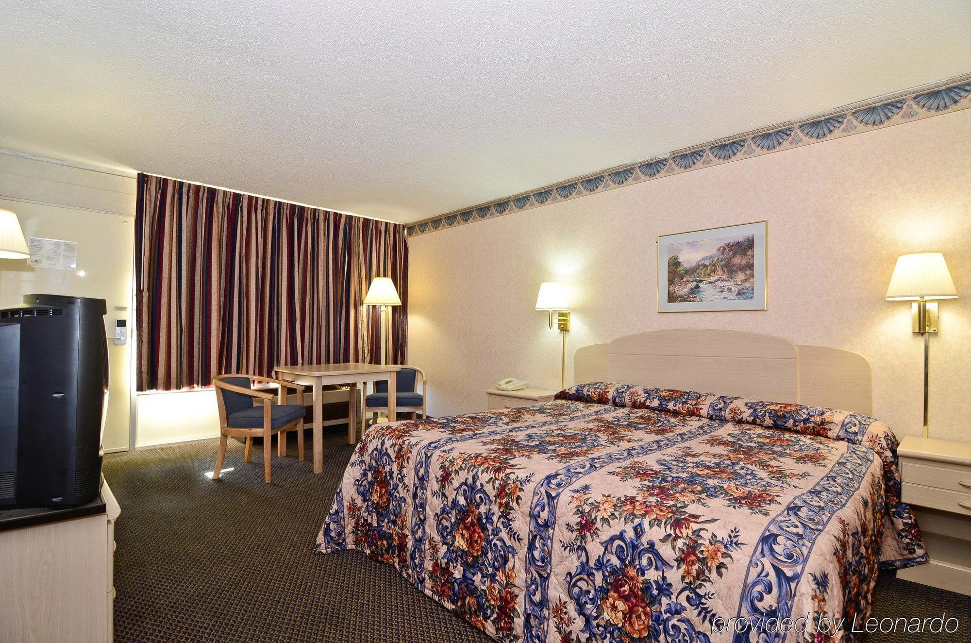 The Sanford Inn Room photo