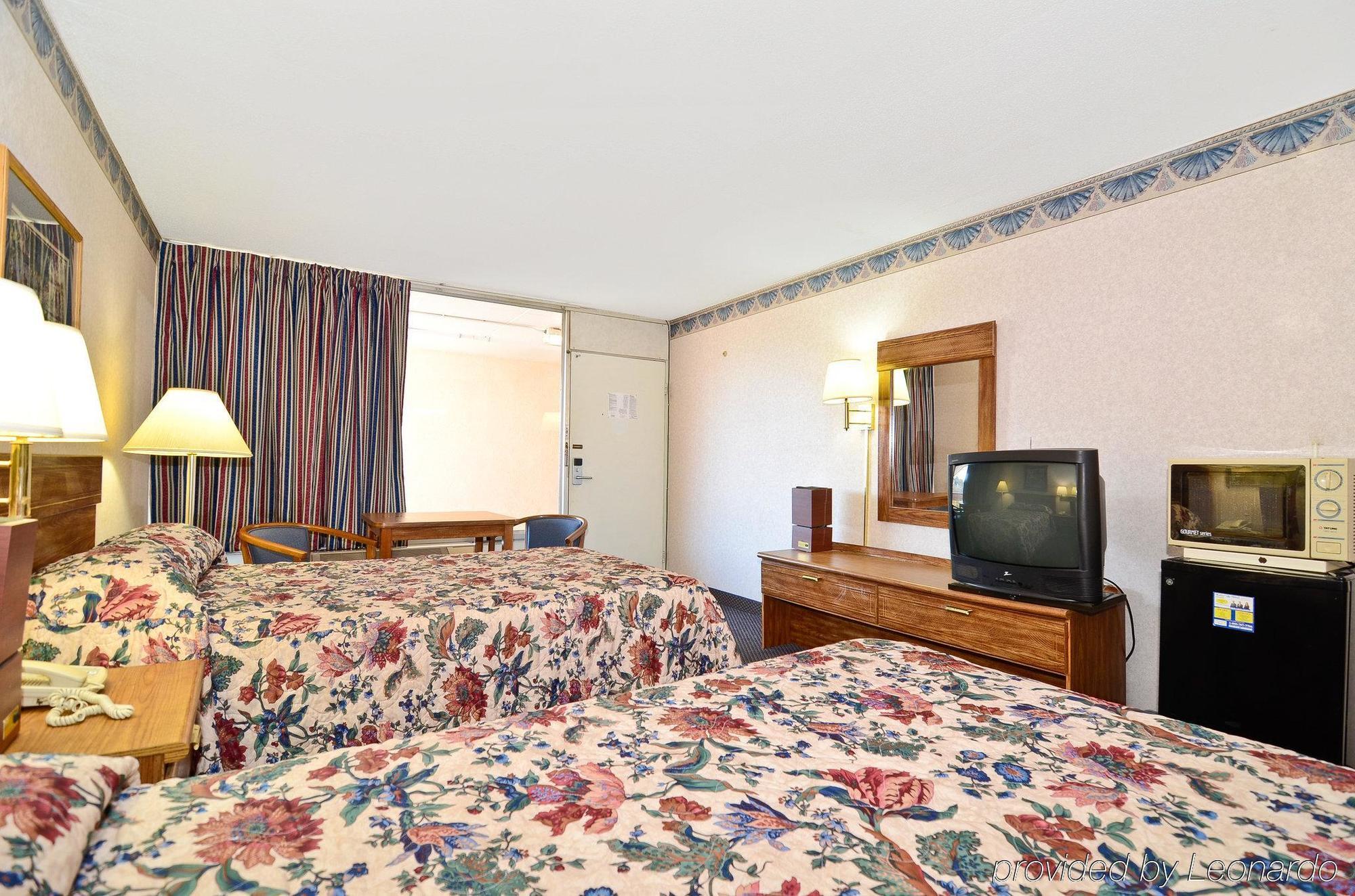 The Sanford Inn Room photo