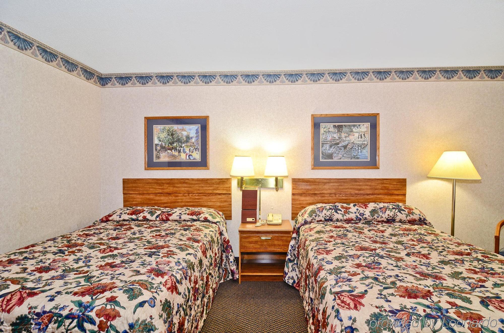 The Sanford Inn Room photo