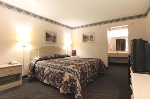 The Sanford Inn Room photo