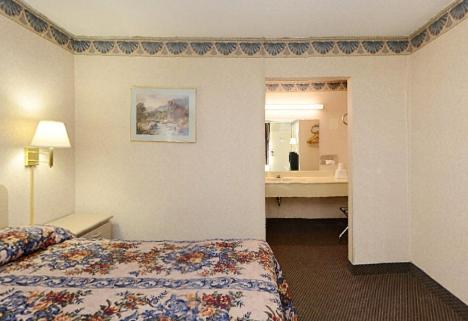 The Sanford Inn Room photo