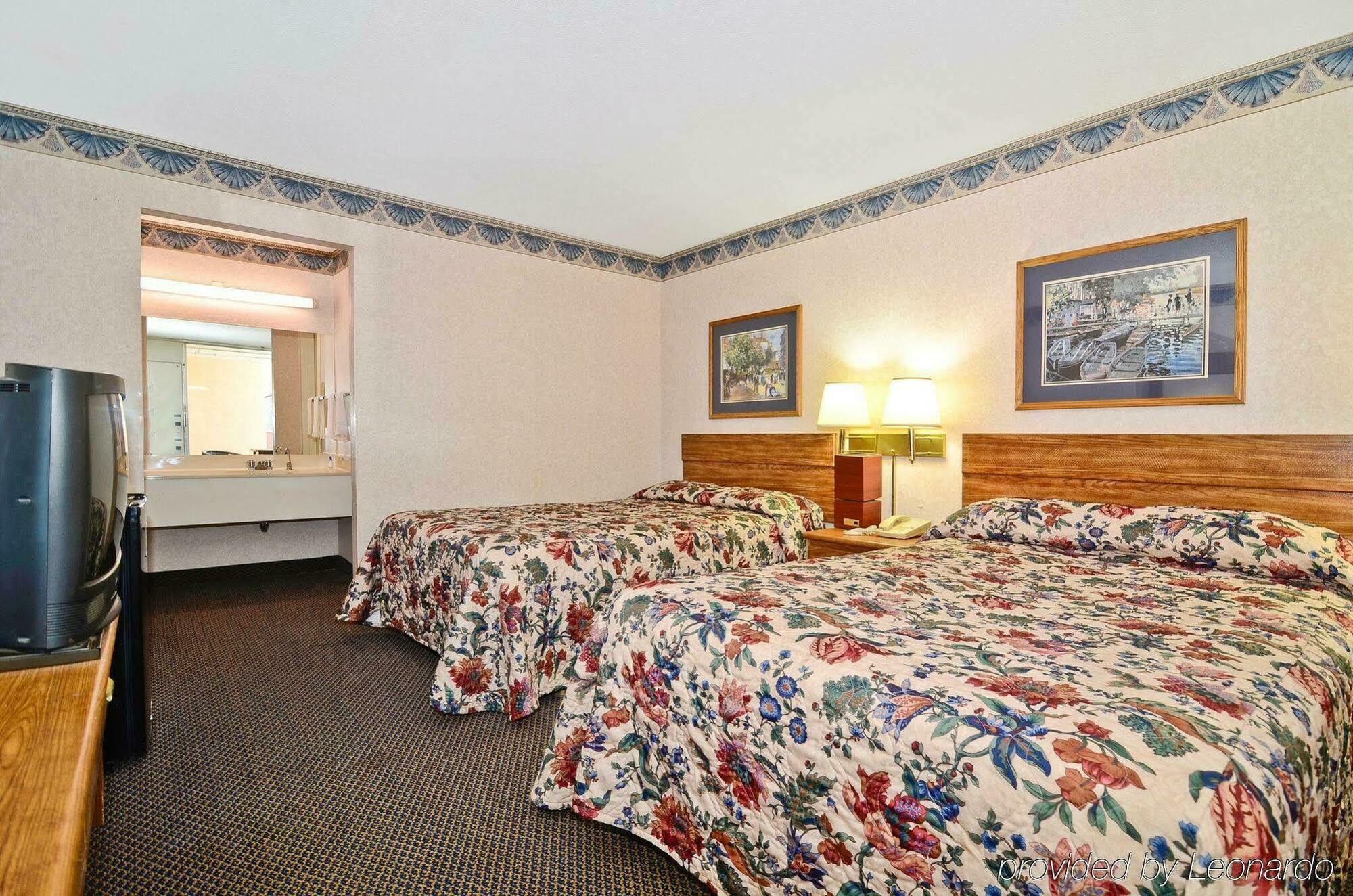 The Sanford Inn Room photo